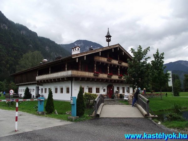 Schloß (kastély) Grubhof, A parkban lévő panzió és kempingtartomány