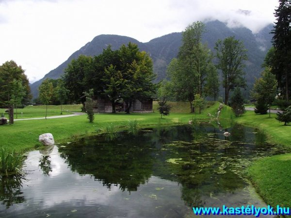 Schloß (kastély) Grubhof, A parkban lévő dísztó Ausztria, Salzburg tartomány