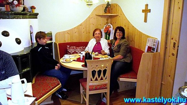 Vendégségben (jobbról) Marlene (tulajdonos), Egresi Éva (párom), Steiner Zsolt (unoka) Oberreiter Panzió (Kedvenc szálláshelyünk) (Salzburg tartomány)
