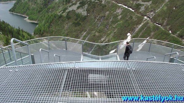 A víztároló gátjára épített kilátó terasz Maltatal (Gmünd),  Malta Hochalmstrasse, Ausztria, Karintia (Kärnten) tartomány