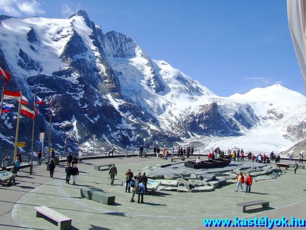 Gleccser, autó parkolóház előtere Großglockner Hochalpen Srtaße, Ausztria, Salzburg tartomány