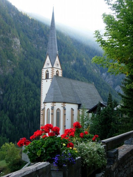 Heiligenblut, szárnyas oltáráról híres temploma