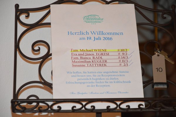 Oberreiter Panzió***, ygx fogadják az új vendégeket. A 10-es szobába még nem érkeztek meg (azóta már megjöttek), a szoba kulcs mellé kiakasztva.