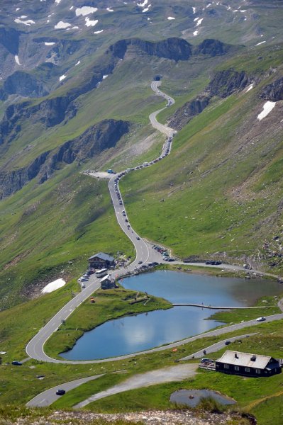 Az Edelweis csúcsot elhagyva hamarosan egy tóhoz érkezünk.