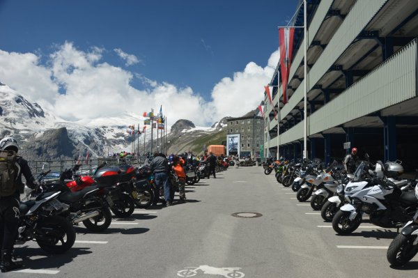 Parkolóház, van itt bőven a motorból is