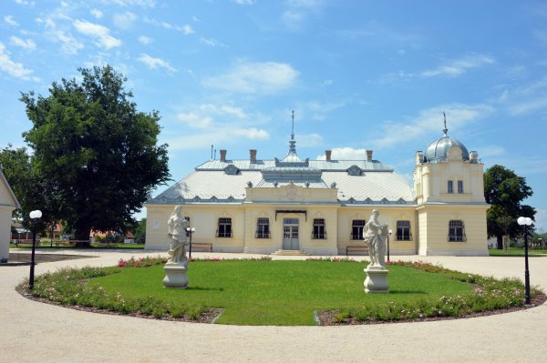 Kápolnásnyék, Dabasi Halász Gábor Kulturális Központ