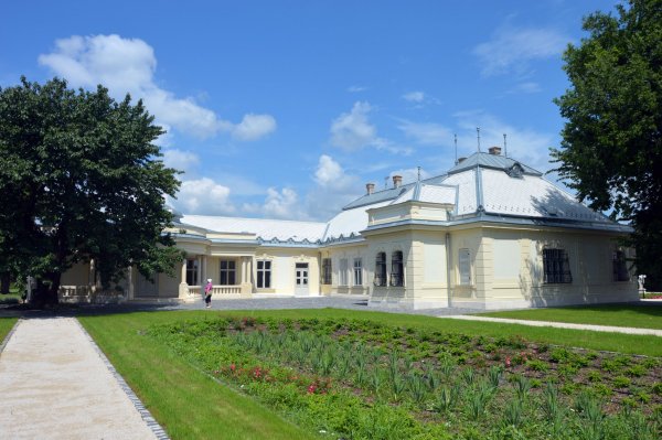 Kápolnásnyék, Dabasi Halász Gábor Kulturális Központ